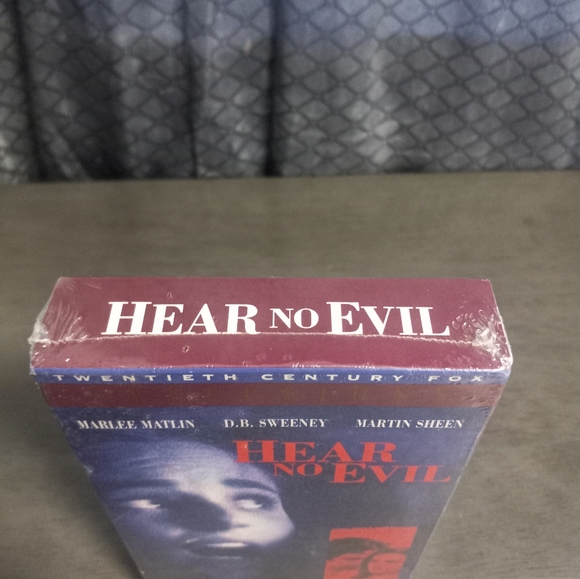 1995 Hear No Evil Vhs New Factory Sealed - Picture 2 of 10